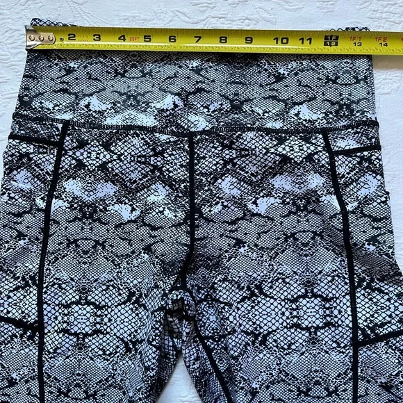 NEW Zyia Active Cobra Metallic Cropped Light N Tight Leggings Size 8-10 - Picture 7 of 8